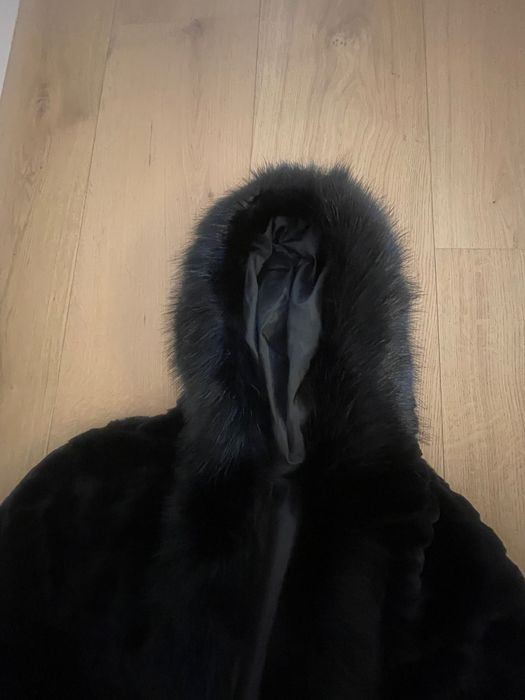 Casaco preto pêlo sintético com capuz, todo forrado, com bolsos.