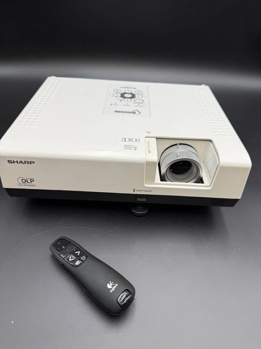 Projektor Sharp XR-50S Z pilotem