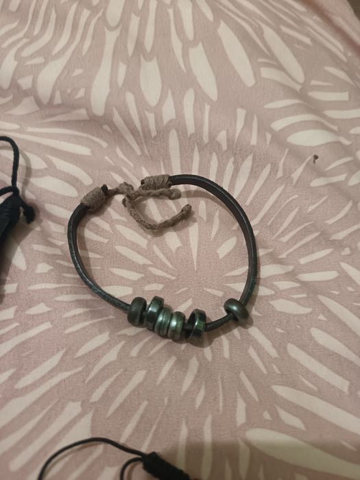 Várias pulseiras cada uma a 0.50 centímetros