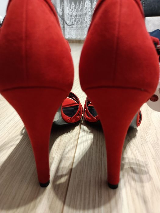 Szpilki czerwone nowe r. 38 / 39 Swarowski