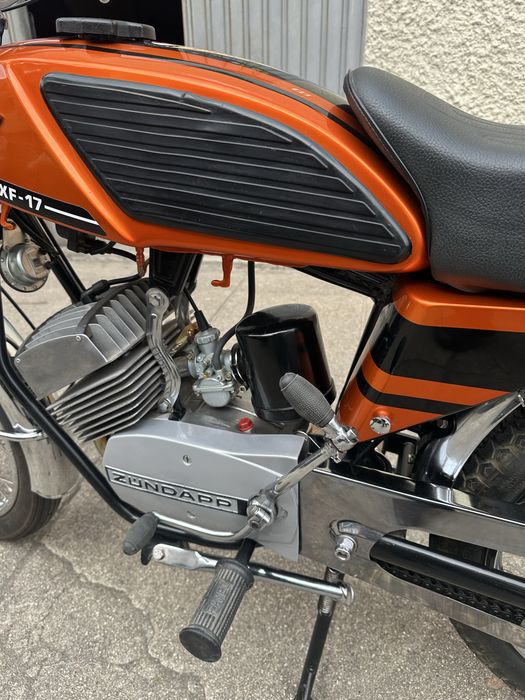Motorizada XF17 restaurada ao pormenor