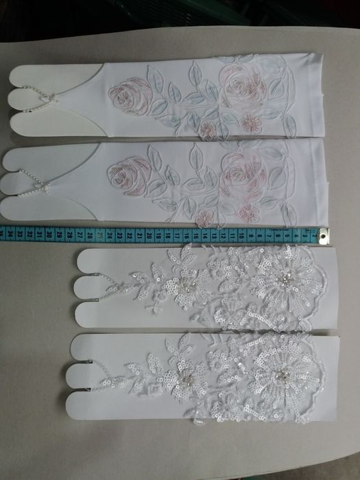 Білі рукавичкі .