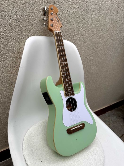 Ukulele Fender Stratocaster com garantia