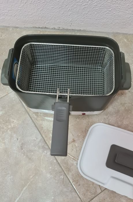 Fritadeira Ufesa + Mini máquina de café com 2 chávenas – novos por estrear