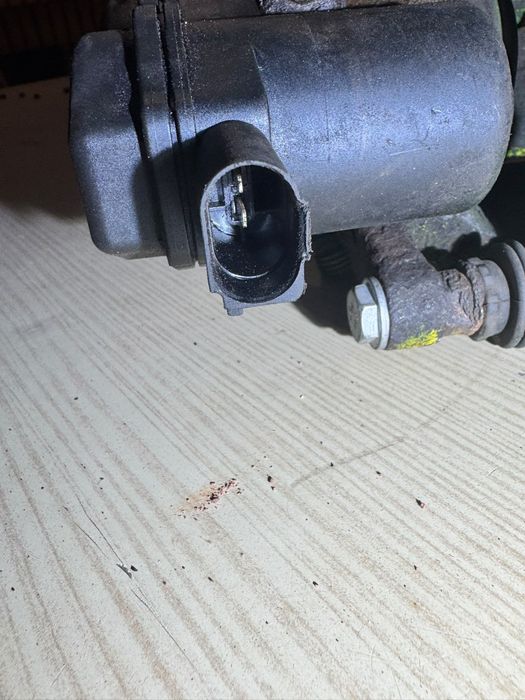 Pinça de Travão Traseira Esquerda com Motor EPB - Audi A4 / A5 / Q5 (8K0615403B)