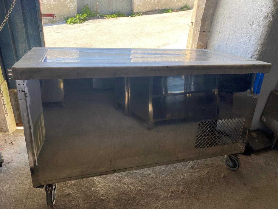 Bancada com frio, saladete