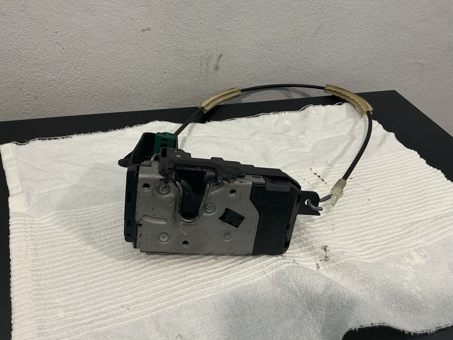 FECHADURA DA PORTA FRENTE DIREITA OPEL ASTRA H GTC ANO 2008 //