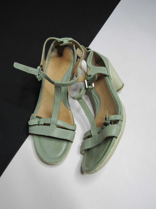 Продам босоніжки ЕССО