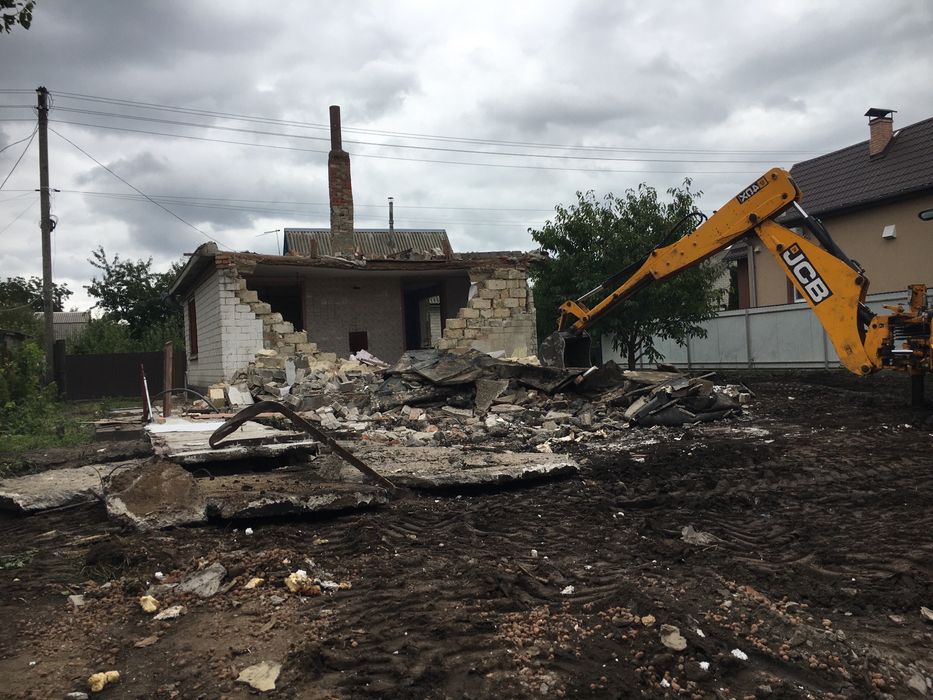 Демонтаж старих будівель . Вивіз сміття .