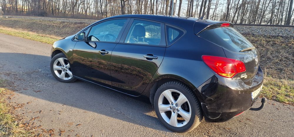 Opel Astra J hatchback 2011 r.