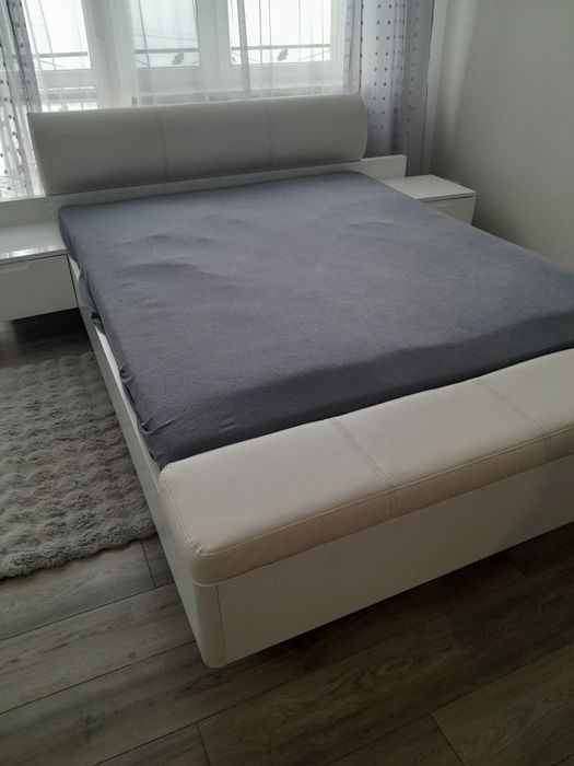 Łóżko sypialnia białe