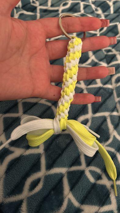 Porta chaves em branco e amarelo