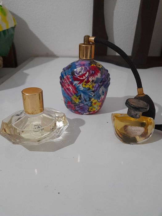 Frascos de perfume antigos.