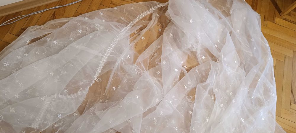 Elegancka biała zasłona na okno
