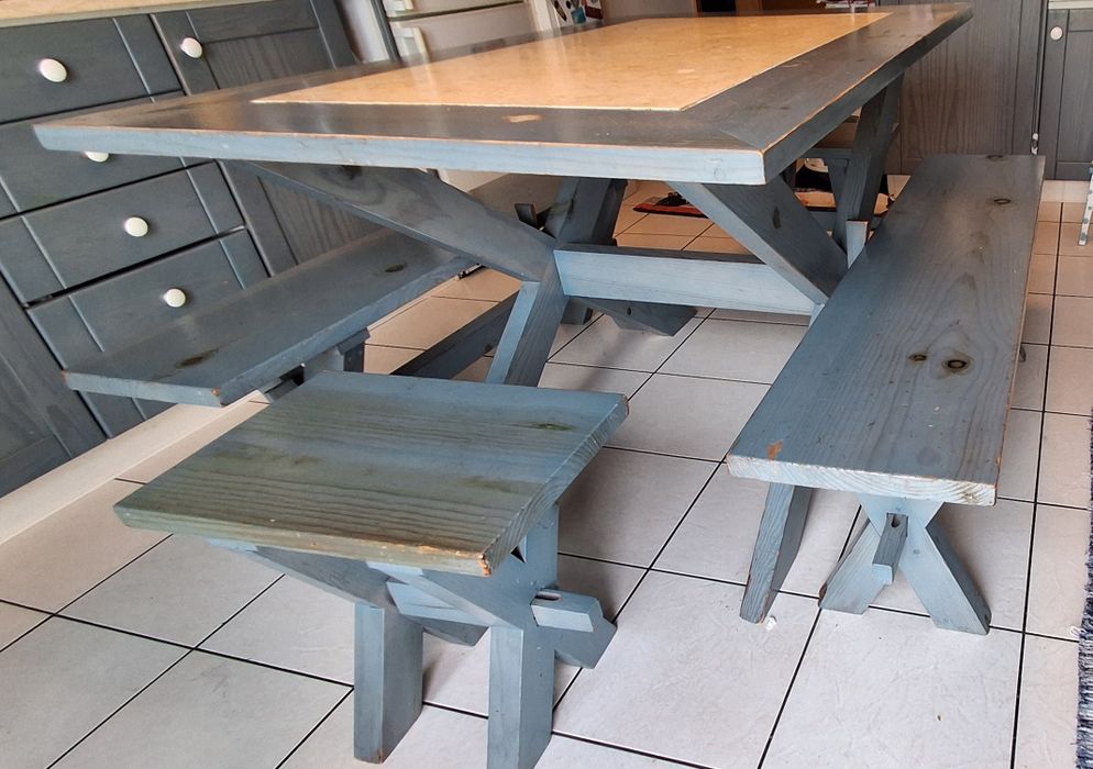 Mesa de Jantar/Cozinha em Pinho Maciço e Mármore + 4 Bancos