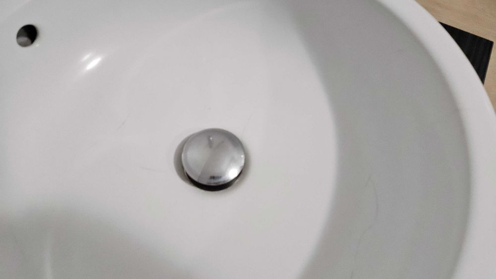 Szafka łazienkowa z umywalką i baterią Kludi