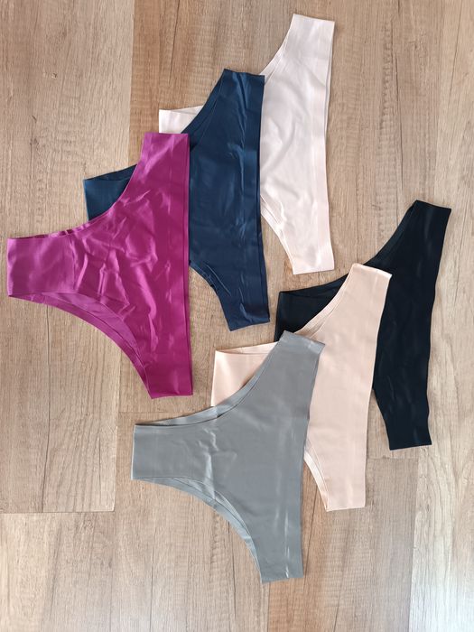 Набір безшовних трусиків.