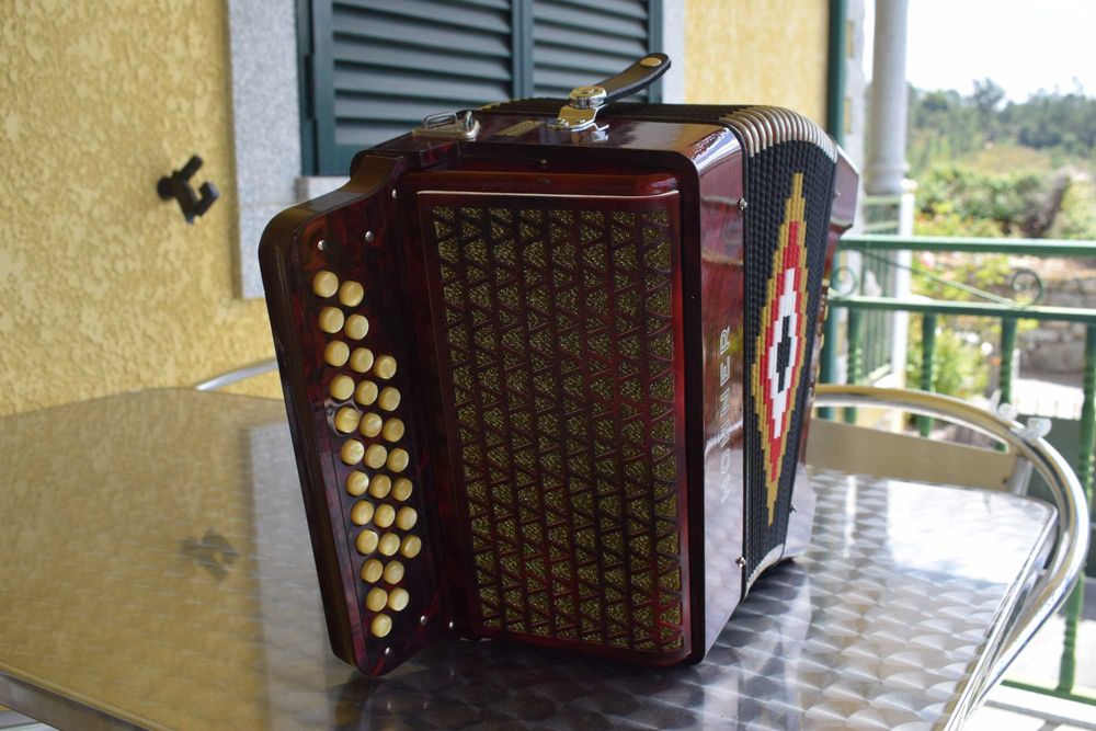 Hohner Norma III 3 voz Fa# La3 Re#