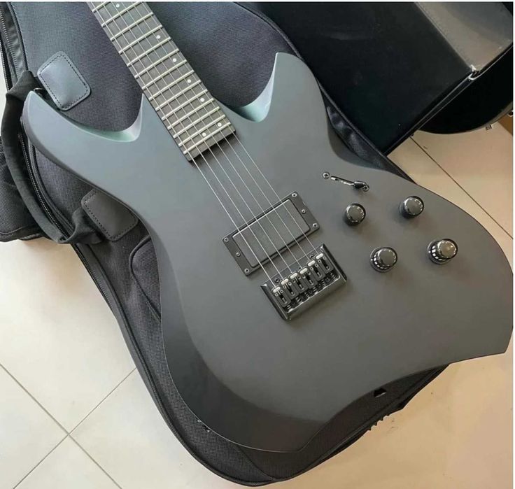 Rara Guitarra Line6 Shuriken VariaxSR250-Stevic MacKay-TwelveFootNinja