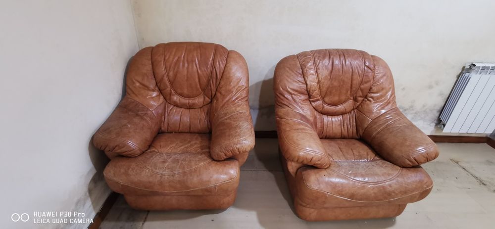 Conjunto sofás em pele