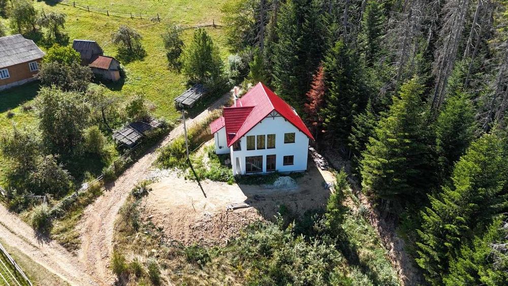 Сучасний будинок біля Карпатського національного парку у Микуличині
