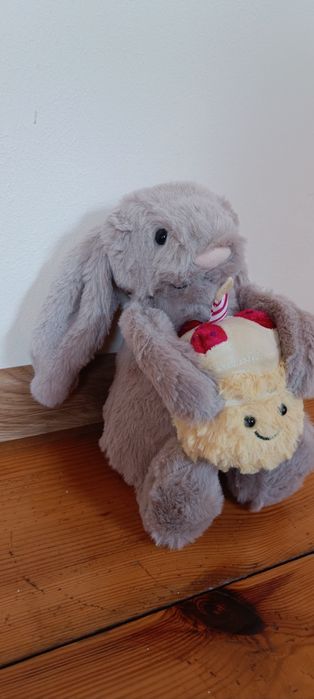 Pluszak Królik z tortem