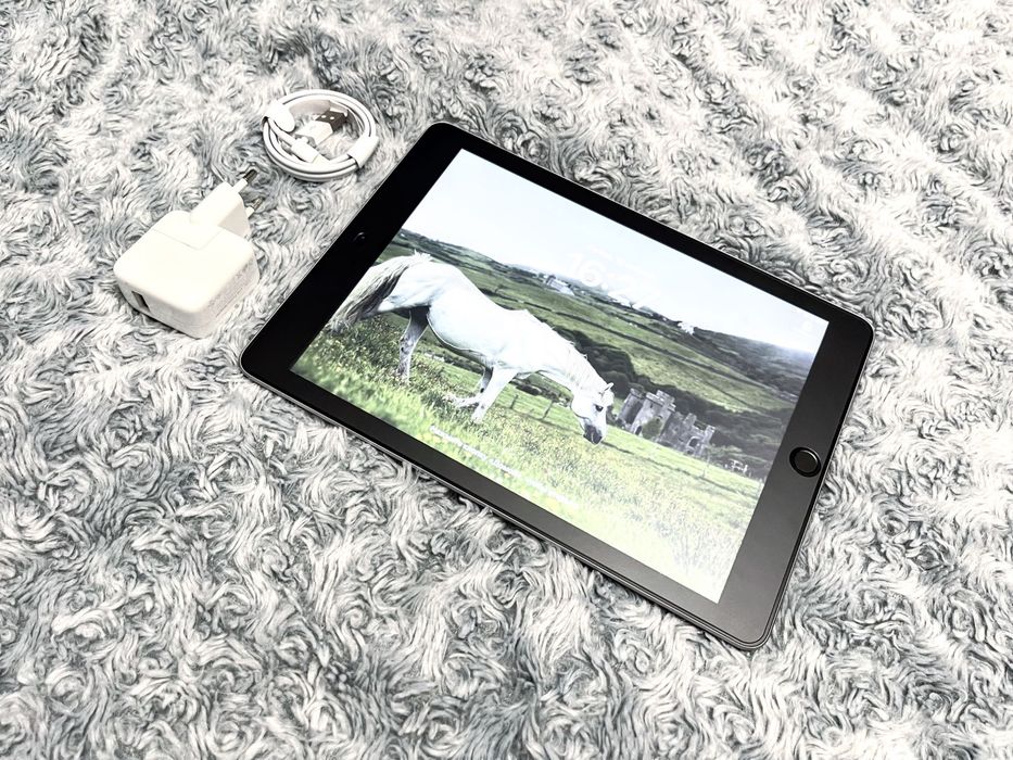 IPad 5 (32 gb) wi-fi, отличное состояние + стекло! А1822