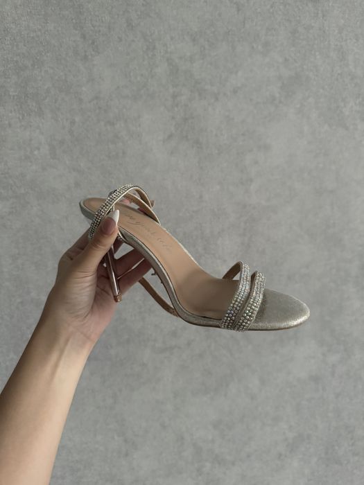 Босоніжки на каблуку