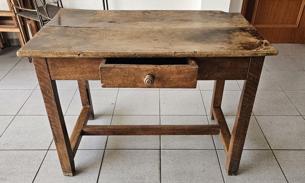 Mesa de madeira antiga