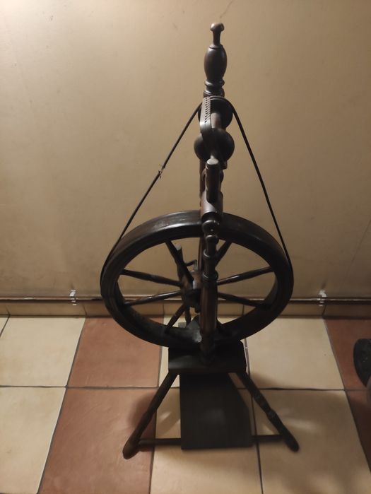 Stary drewniany kołowrotek