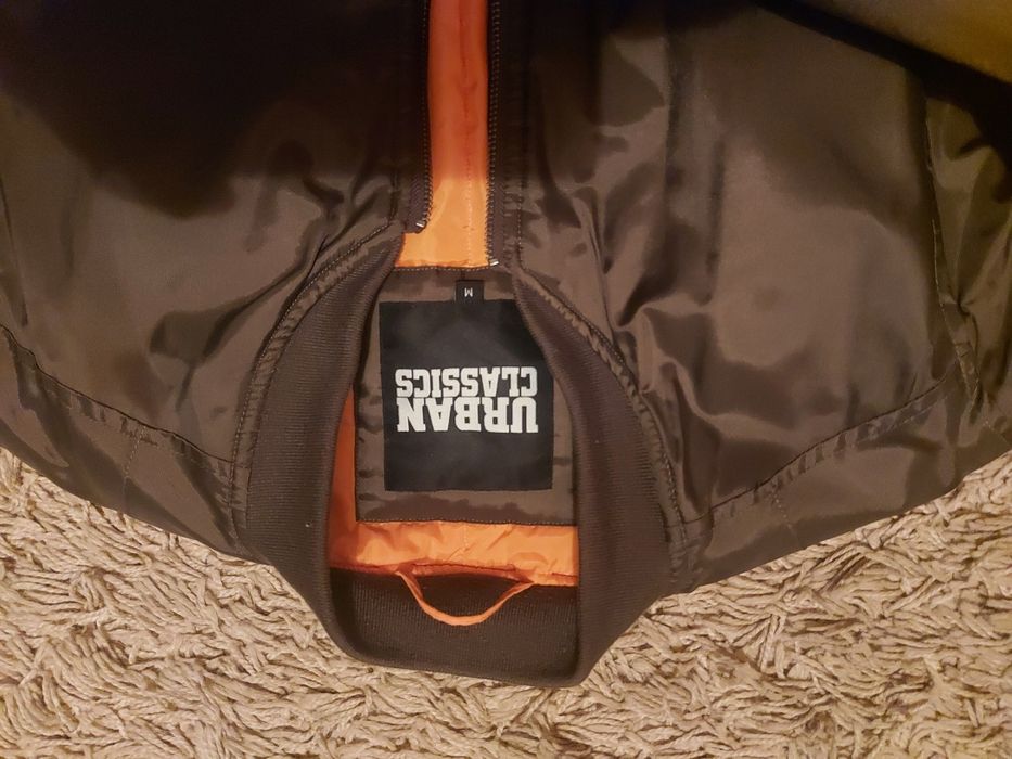 Продам бомберку на мальчика размер М.Бу но в очень хорошем состоянии