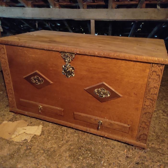 Arca antiga em madeira