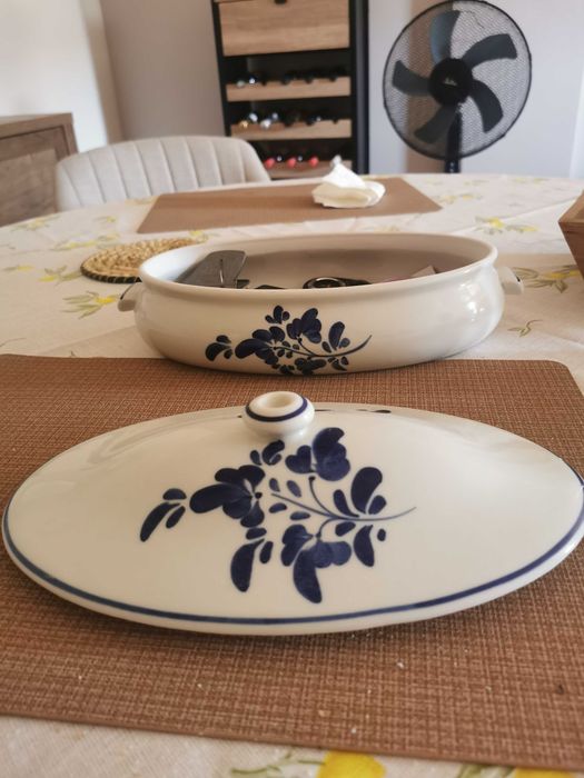 Terrina oval em tons de azul pintada à mão