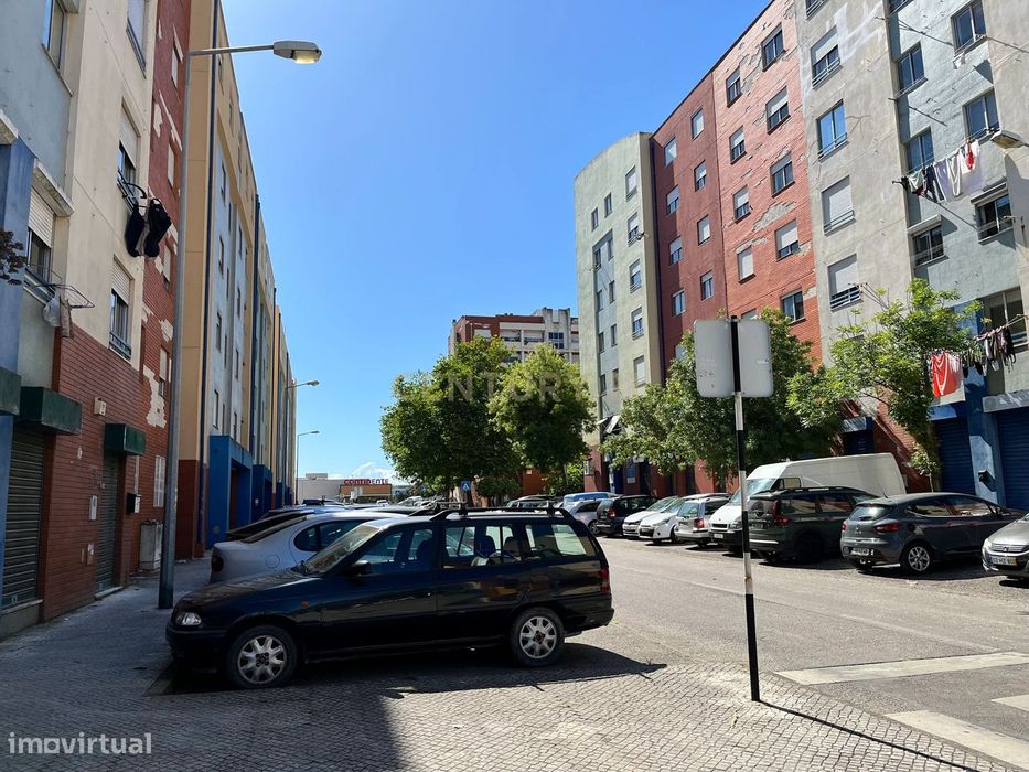 Loja Transformada em Estúdio T2 com 70m2.
