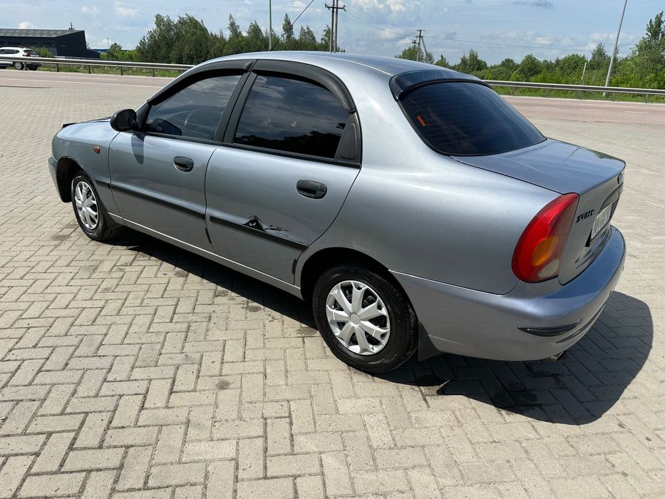Sens 2011 року автомобіль