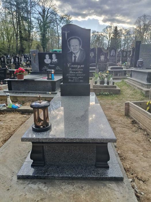 Памʼятник з монтажем