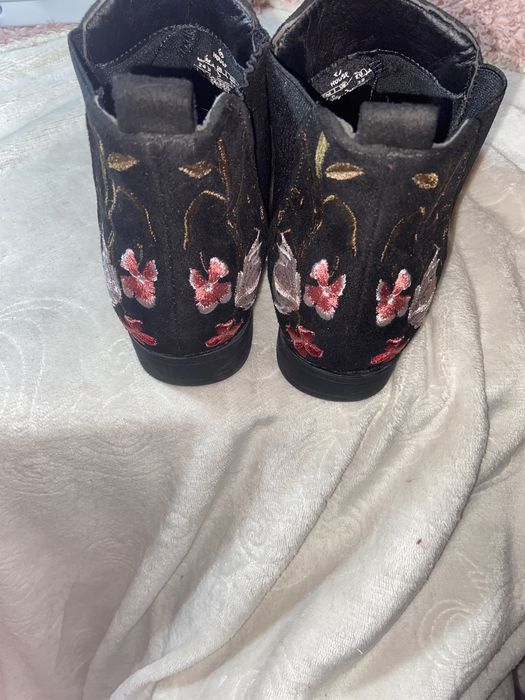 czarne botki ze wzorem