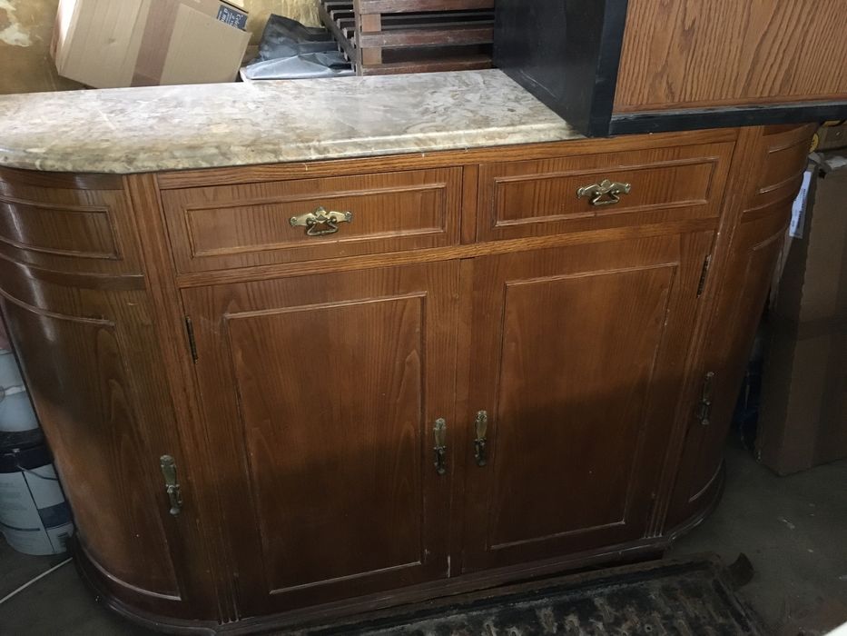 Sideboard em madeira com tampo de marmore