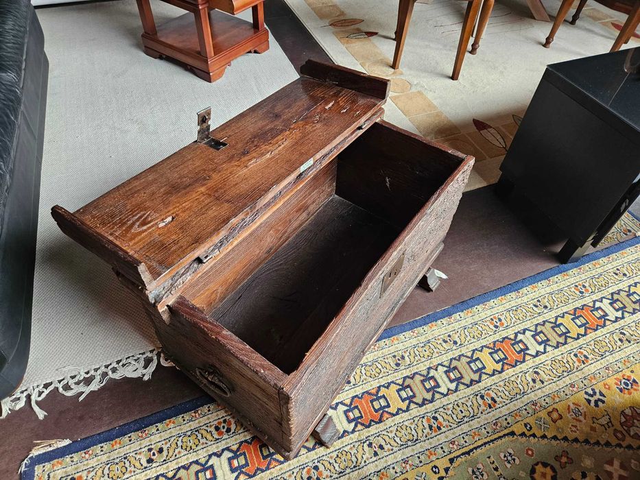 Cómoda / Baú muito antigo - Ideal para decoração - Bom estado geral