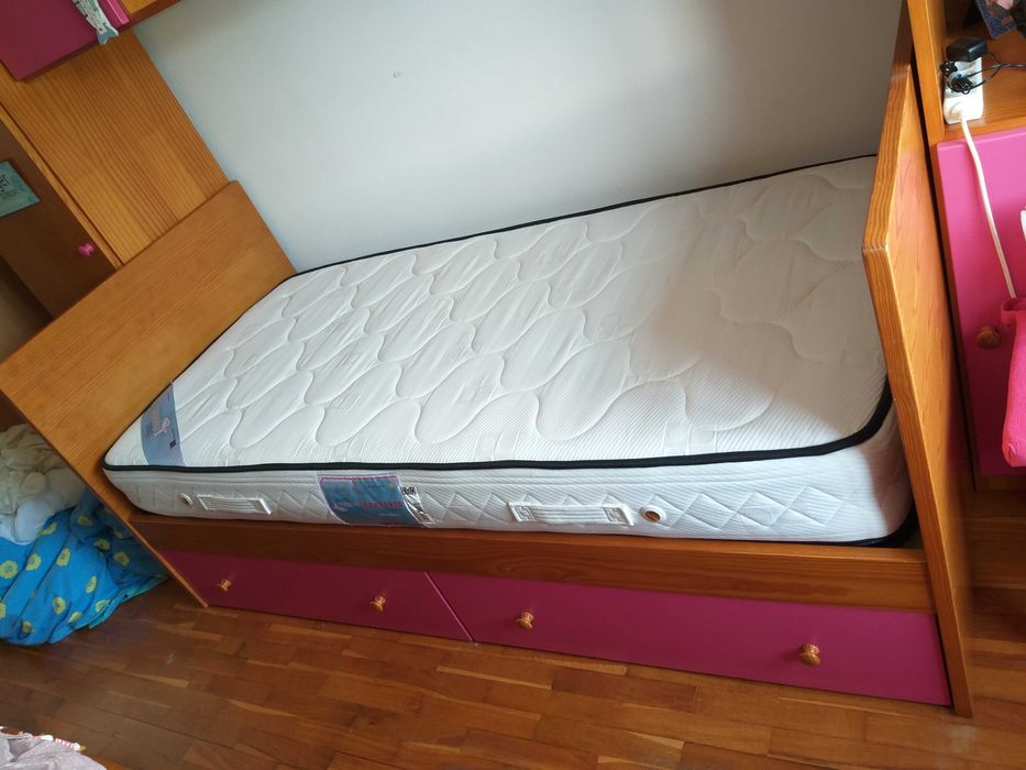 Cama em pinho (com gavetões rosa) para colchão 190x90cm