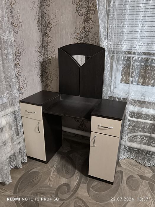 Продам б.у туалетный столик.