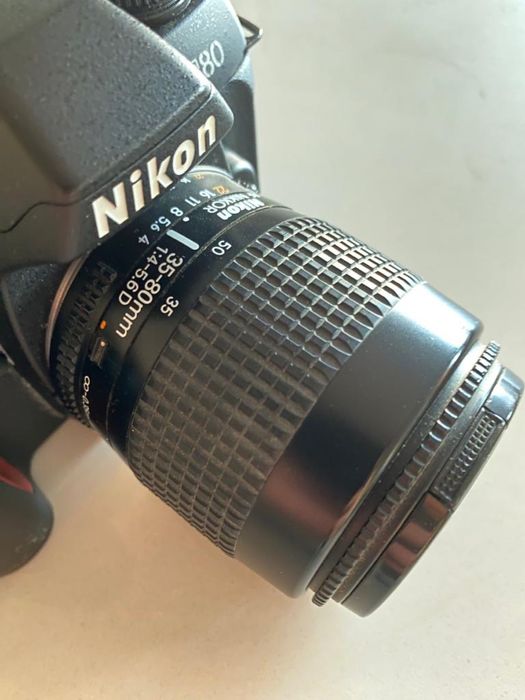 Câmara fotográfica Nikon F80 + lente