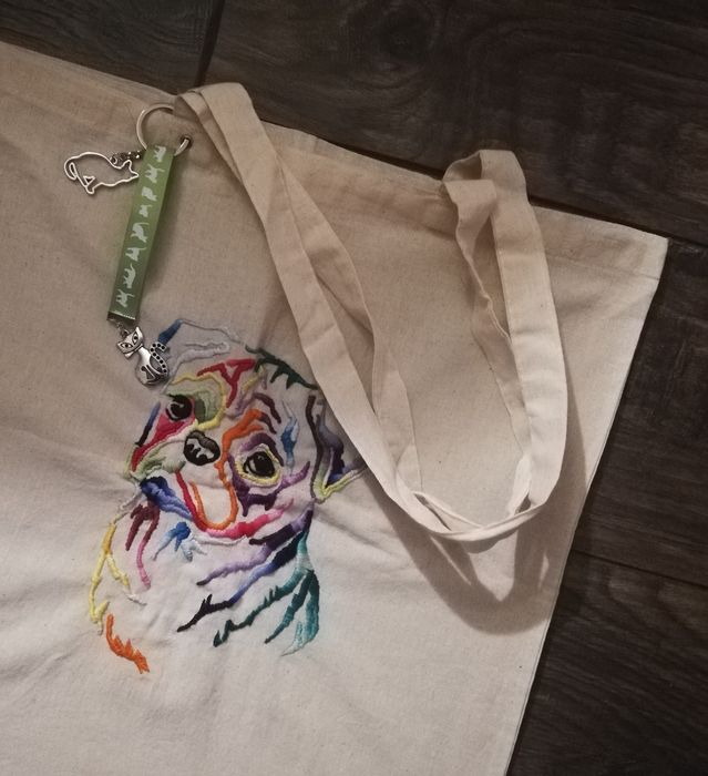 Torba z wyhaftowanym ręcznie psem i zawieszką na klucze