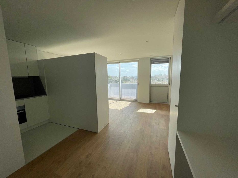 Estúdio TO em prédio de luxo, com portaria 24h, lugar de garagem e arrumos, no Porto (Circunvalação, Sra.Hora)