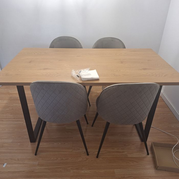 Vende-se Conjunto Mesa (160x90cm) e 4 Cadeiras - Estado de Novo (Quase Sem Uso)