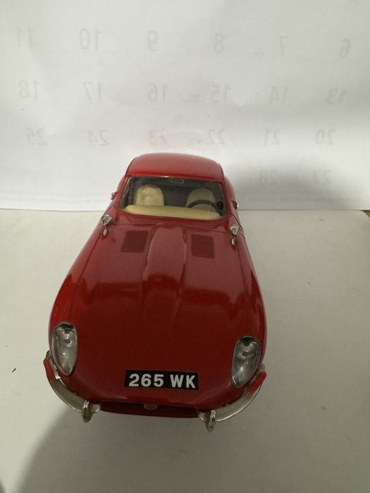 Jaguar E miniatura escala 1:18