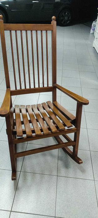 Cadeira baloiço em madeira em excelente estado