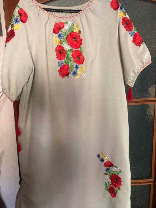 Жіноче вишиване плаття