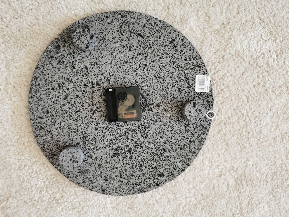 Relógio em pedra vulcânica