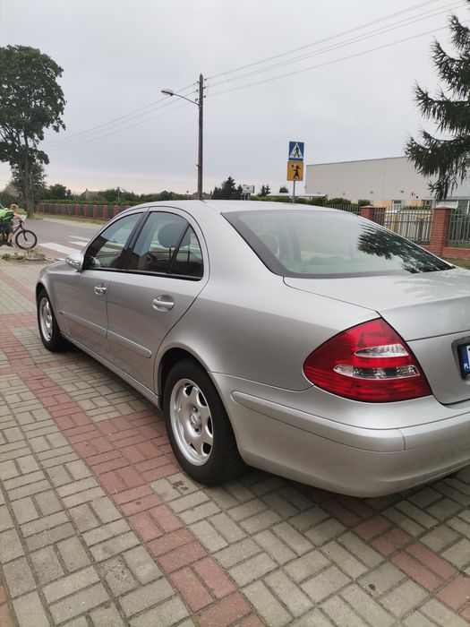 Mercedes E 211 sedan